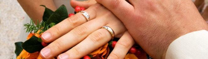 Βέρες και μονόπετρο δαχτυλίδι σε γάμο